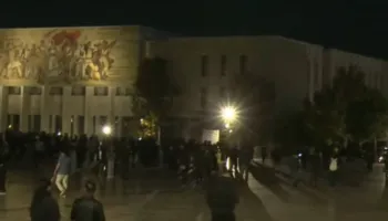 VIDEO/ Qytetarët lënë kryeministrinë, nisen drejt sheshit ‘Skënderbej’