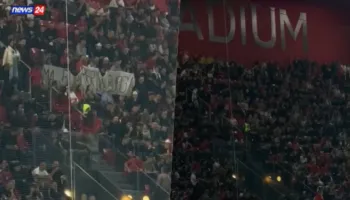 VIDEO/ “Rama në burg, Berisha në burg”, protestohet në stadiumin kombëtar, policia afrohet për të marrë banderolën