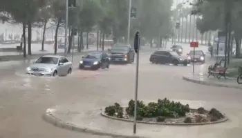 VIDEO/ Reshjet e dendura përfshijnë Vlorën, balta dhe dherat “pushtojnë” rrugët, vështirësi në qarkullimin e automjeteve!