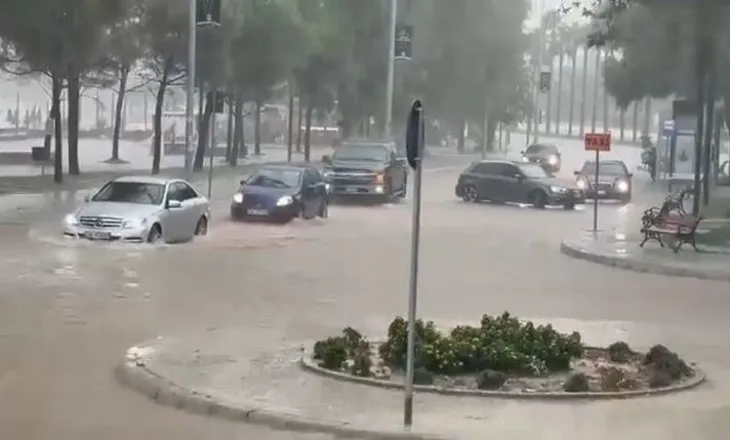 VIDEO/ Reshjet e dendura përfshijnë Vlorën, balta dhe dherat “pushtojnë” rrugët, vështirësi në qarkullimin e automjeteve!
