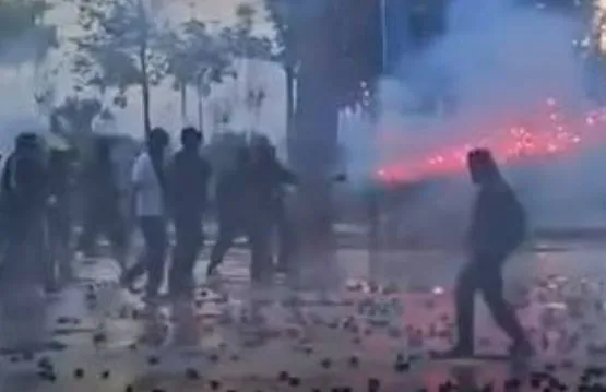 VIDEO / Rikthehet “mitralozi” i fishekzjarreve, kush është i maskuari që sulmon Policinë dhe pse nuk është ndaluar?