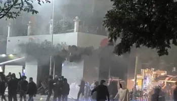 VIDEO/ Sërish te ”iute Credit”, protestuesit shkrumbojnë biznesin e mikrokredive