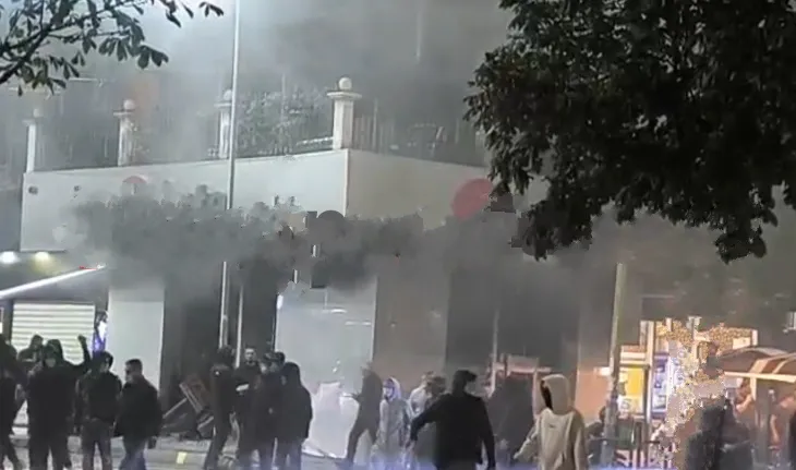 VIDEO/ Sërish te ”iute Credit”, protestuesit shkrumbojnë biznesin e mikrokredive
