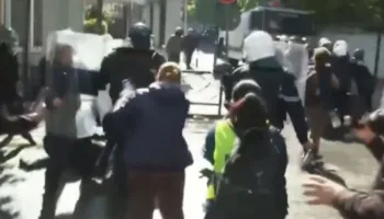 VIDEO / Sërish tensione para Ministrisë së Arsimit, përplasje mes protestuesve dhe policisë