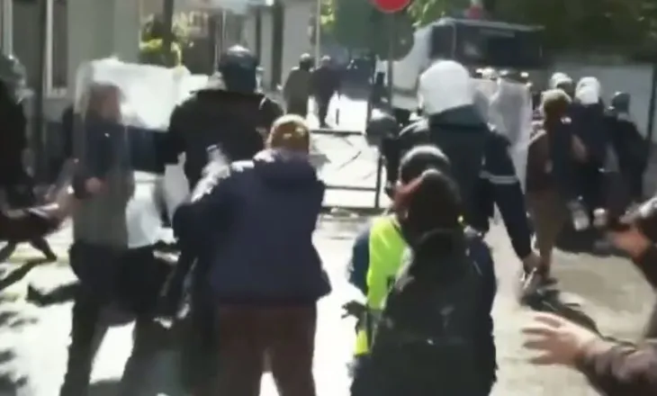 VIDEO / Sërish tensione para Ministrisë së Arsimit, përplasje mes protestuesve dhe policisë