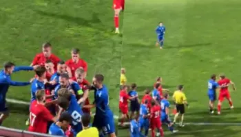 VIDEO/ Skenat e turpit, ndeshja miqësore Serbi-Rusi përfundon në arenë lufte, grushte dhe shkelma mes lojtarëve! Shikoni pamjet
