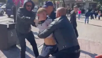 VIDEO/ Të miturit vijonë të ‘rrëmbehen’ dhunshëm nga civilët në Korçë