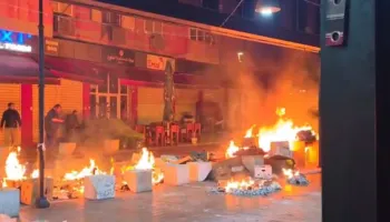 VIDEO/ Të rinjtë nuk ndalen, vijojnë protestën në Tiranë, i vënë zjarrin edhe ‘Pazarit të Ri’