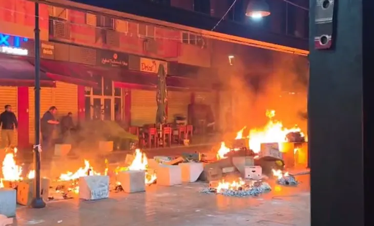 VIDEO/ Të rinjtë nuk ndalen, vijojnë protestën në Tiranë, i vënë zjarrin edhe ‘Pazarit të Ri’
