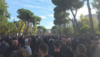 VIDEO/ Të rinjtë nuk tërhiqen: Prani masive e qytetarëve, protestuesit mbushin plot bulevardin