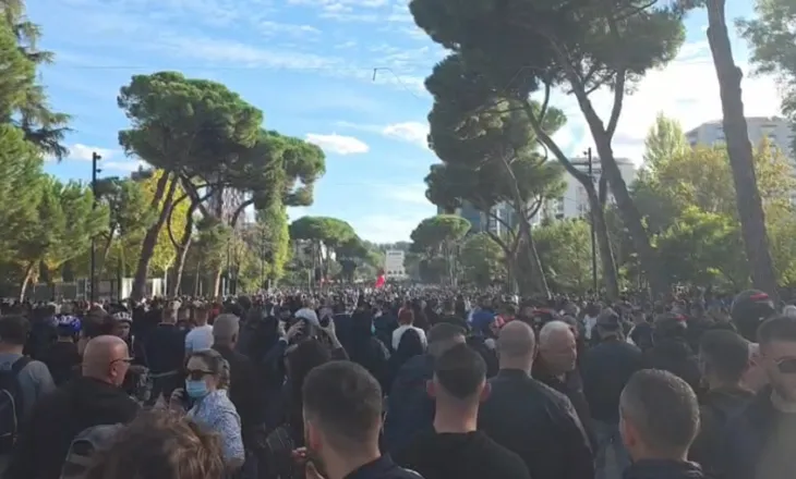 VIDEO/ Të rinjtë nuk tërhiqen: Prani masive e qytetarëve, protestuesit mbushin plot bulevardin