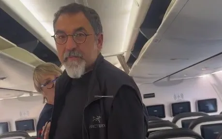 VIDEO/ Tension në avion mes studentes, deputetit të PS dhe bashkëshortes së tij: Do më heqësh nga shkolla?