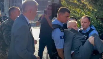 VIDEO/ Tensione në Kosovë, deputeti i VV-së tentoi të dilte nga Kuvendi, protestuesit e kthejnë me forcë brenda gardhit!