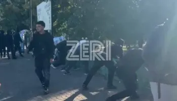 VIDEO/ Tensione në protestën e të rinjve në Elbasan, shkulen barrierat metalike, policia nis shoqërimet