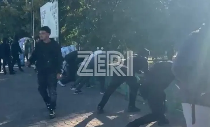 VIDEO/ Tensione në protestën e të rinjve në Elbasan, shkulen barrierat metalike, policia nis shoqërimet