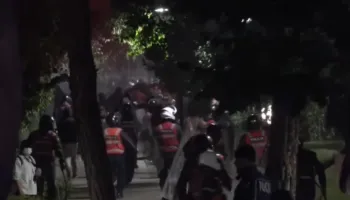 VIDEO/ Tensionet zhvendosen në rrugët e Tiranës, policia u vihet pas protestuesve
