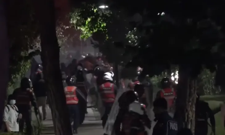 VIDEO/ Tensionet zhvendosen në rrugët e Tiranës, policia u vihet pas protestuesve