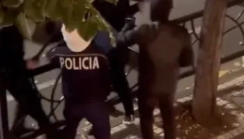 VIDEO/ Terrori i mercenarëve të Ramës në rrugët e Tiranës, momenti kur 6 policë dhunojnë një të ri