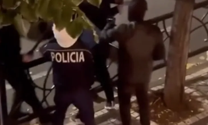 VIDEO/ Terrori i mercenarëve të Ramës në rrugët e Tiranës, momenti kur 6 policë dhunojnë një të ri