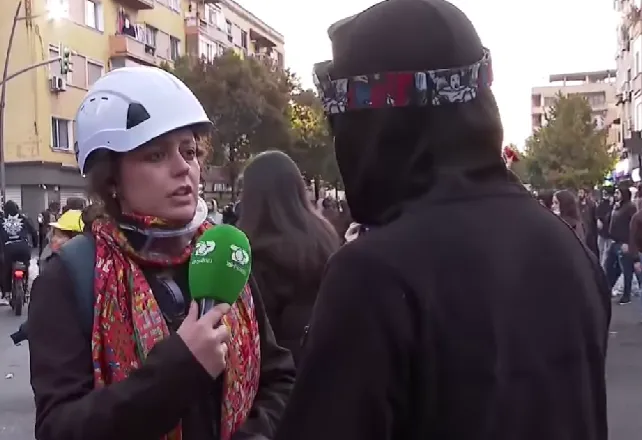 VIDEO/ Thirrje zemre në “kohë lufte”, i riu nga qendra e Tiranës: Mace të dua