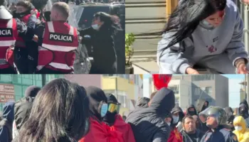 VIDEO/ Trazira në Lezhë, ka gjimnazistë të plagosur dhe protestuesit përplasen me policinë