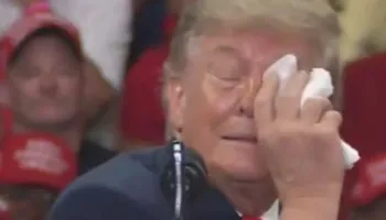 VIDEO/ Trump përjeton momentin e sikletshëm gjatë tubimit elektoral, presidenti ndalon fjalimin për shkak të syrit: Do thonë se jam shumë i sëmurë…