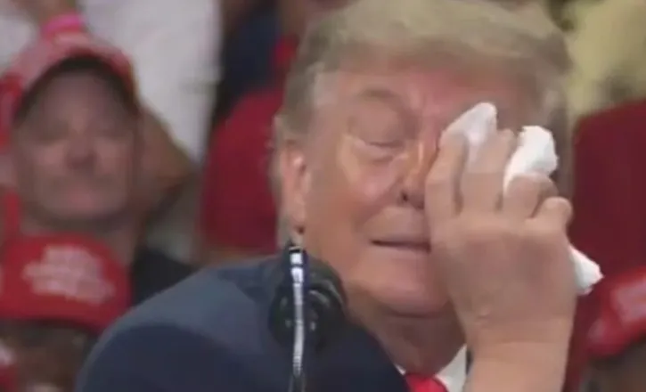 VIDEO/ Trump përjeton momentin e sikletshëm gjatë tubimit elektoral, presidenti ndalon fjalimin për shkak të syrit: Do thonë se jam shumë i sëmurë…