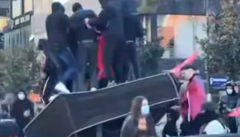 VIDEO/ “Turp e faqe e zezë!”- Të rinjtë vandalizojnë monumentin e At Gjergj Fishtës, ironia e analiztit Martin Leka: Një herë ia zhduku komunizmi, tani…