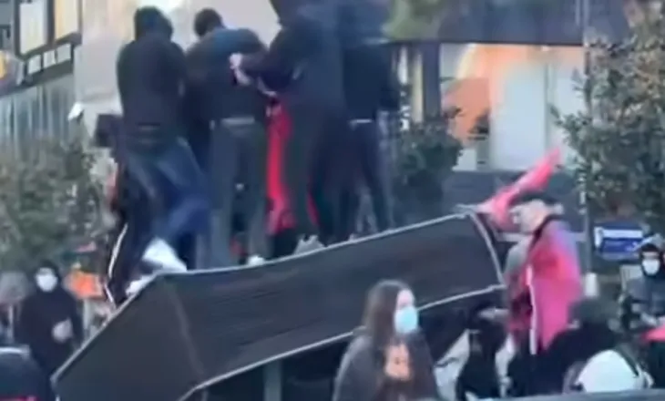VIDEO/ “Turp e faqe e zezë!”- Të rinjtë vandalizojnë monumentin e At Gjergj Fishtës, ironia e analiztit Martin Leka: Një herë ia zhduku komunizmi, tani…