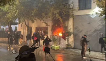VIDEO/ Tym e flakë, digjet kati i parë i komisariatit numër 3