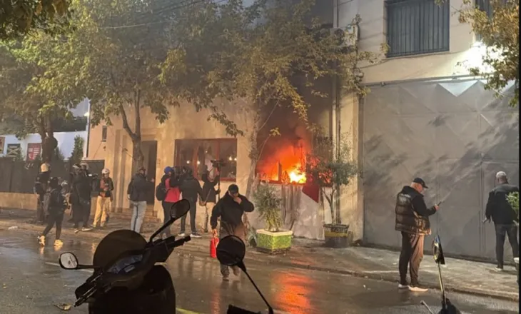 VIDEO/ Tym e flakë, digjet kati i parë i komisariatit numër 3