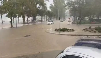 VIDEO/ Vlorë, reshjet shkaktojnë përmbytje në disa rrugë, probleme me trafikun