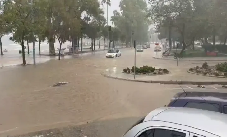 VIDEO/ Vlorë, reshjet shkaktojnë përmbytje në disa rrugë, probleme me trafikun