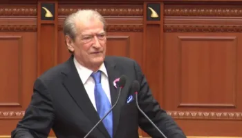 “Videot e Adi Hilës janë lule”, Berisha-socialistëve: Mos qeshni…ato tuajat me Agasin janë turp i njerëzimit