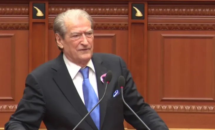 “Videot e Adi Hilës janë lule”, Berisha-socialistëve: Mos qeshni…ato tuajat me Agasin janë turp i njerëzimit
