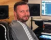 Videot intime me artistët/ Policia e kërkoi në banesë, Adrian Hila paraqitet në Drejtorinë e Tiranës