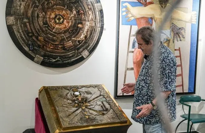 Vidhet libri më i çmuar në botë: 210 kilogramë art, ar dhe gurë të çmuar