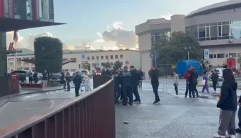 Vijojnë tensionet e derbit Partizani-Tirana/ Sherr edhe në hyrje të stadiumit ‘Air Albania’, tifozët përplasen me policinë 