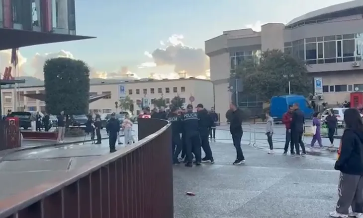 Vijojnë tensionet e derbit Partizani-Tirana/ Sherr edhe në hyrje të stadiumit ‘Air Albania’, tifozët përplasen me policinë 