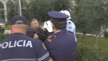 Vijojnë tensionet në protestën para Kuvendit, kryebashkiaku i Memaliajt përplaset me policinë