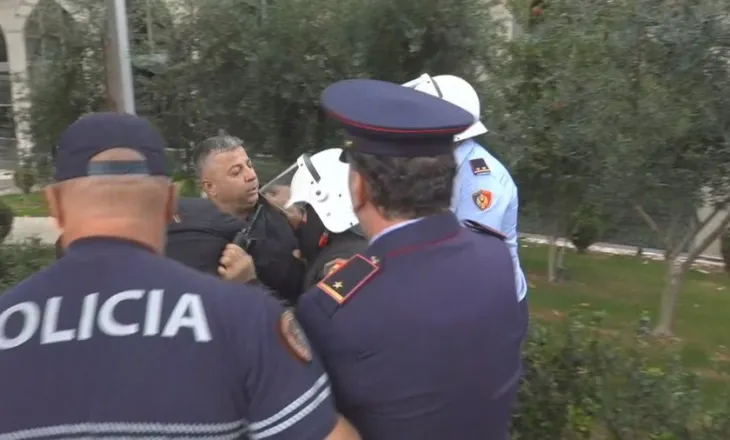 Vijojnë tensionet në protestën para Kuvendit, kryebashkiaku i Memaliajt përplaset me policinë