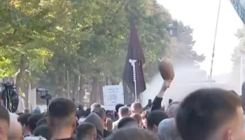 Vijojnë tensionet, përplasje e dhunshme mes policisë dhe protestuesve te Ministria e Arsimit