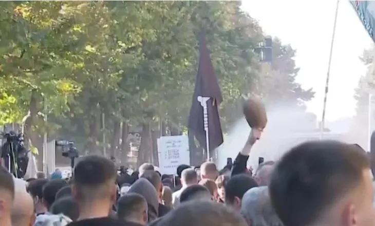Vijojnë tensionet, përplasje e dhunshme mes policisë dhe protestuesve te Ministria e Arsimit
