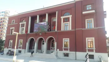 Vijon aplikimi i parkimit me pagesë në rrugët dhe sheshet e Durrësit, gjoba deri 20 mijë lekë për automjetet! Zbulohen tarifat