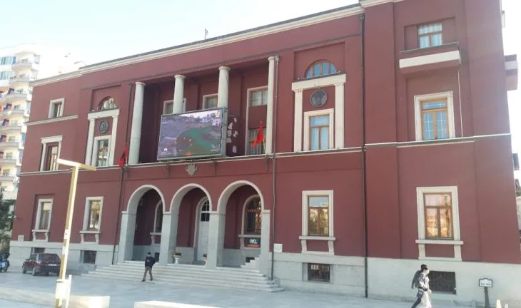 Vijon aplikimi i parkimit me pagesë në rrugët dhe sheshet e Durrësit, gjoba deri 20 mijë lekë për automjetet! Zbulohen tarifat