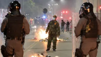Vijon përdorimi i gazit lotsjellës, policia shoqëron një protestues