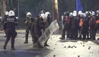 Vijon përplasja e fortë mes protestuesve dhe policisë në bulevard, disa të plagosur