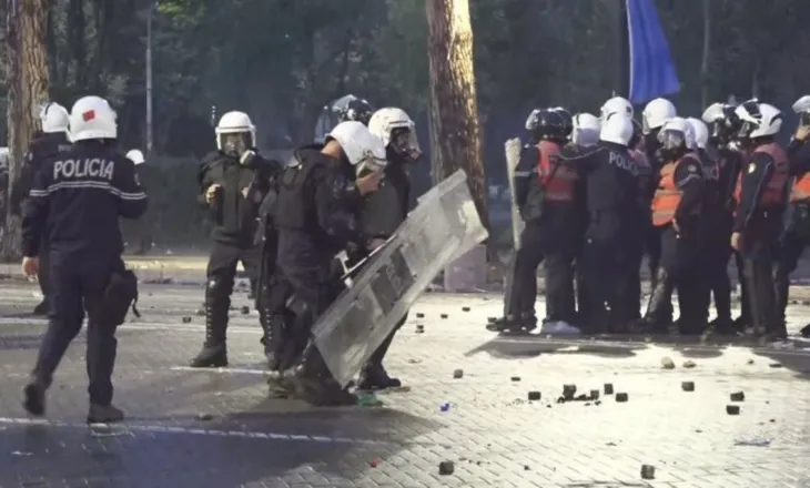 Vijon përplasja e fortë mes protestuesve dhe policisë në bulevard, disa të plagosur