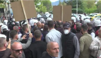 Vijon përplasja mes policisë dhe protestuesve, një i shoqëruar