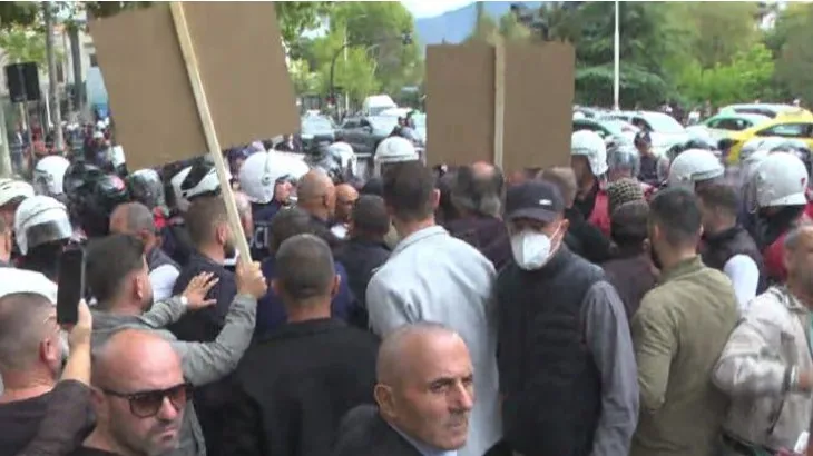 Vijon përplasja mes policisë dhe protestuesve, një i shoqëruar